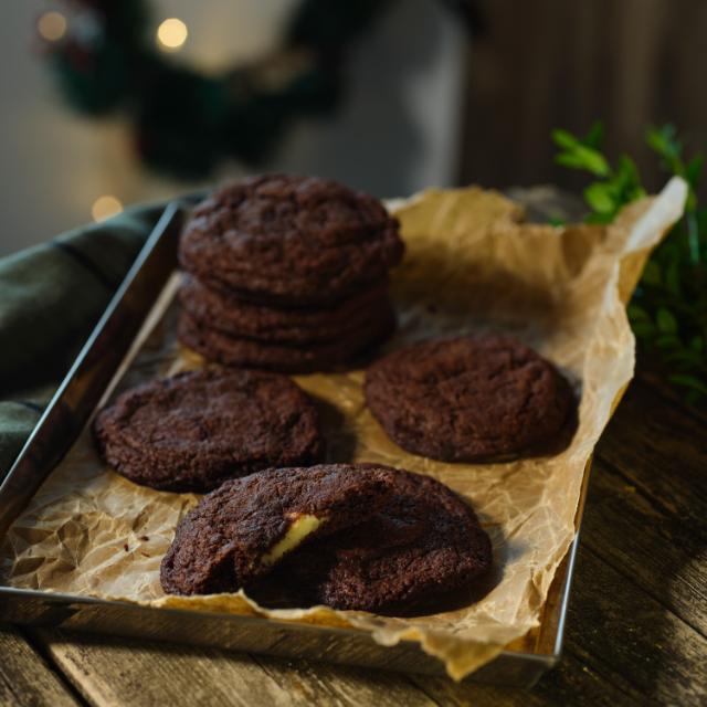 Chocolate cookies with cheesecake filling