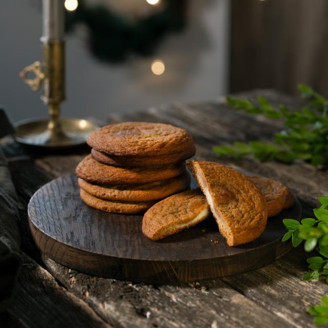 Gingerbread cookies with cheesecake filling