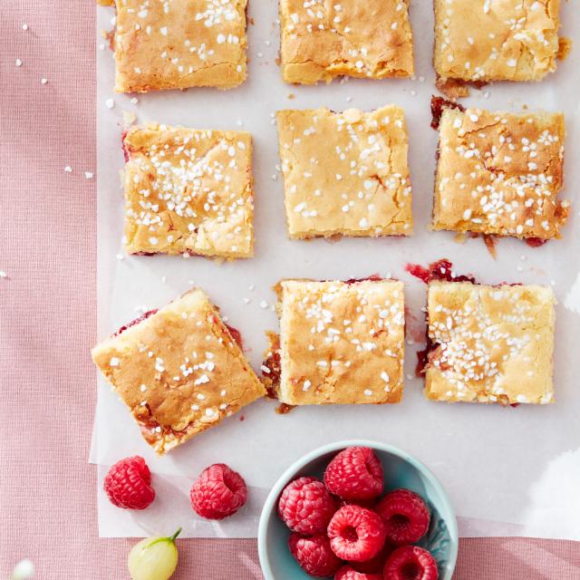 Blondies with gooseberry marmalade